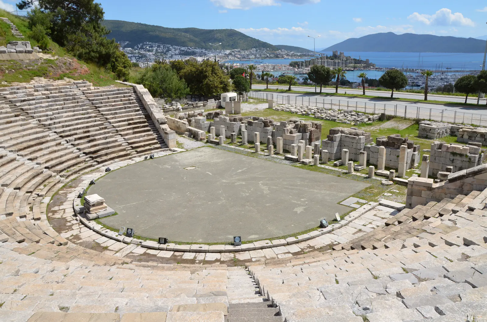 Die Rundung des Theaters, die Orchestra und dahinter der Hafen von Bodrum
