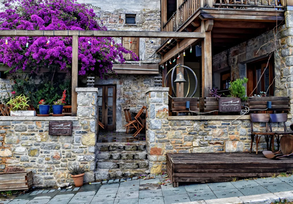 Bodrum çarşısında beyaz badanalı sokak ve kafe