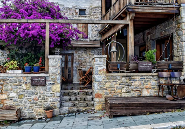Bodrum çarşısında beyaz badanalı sokak ve kafe
