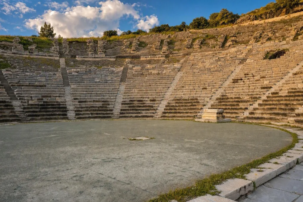 Das Theater von den oberen Reihen, hinter der Bühne Hafen, Burg und Ägäis