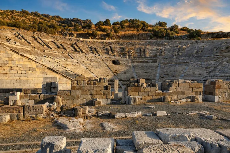 Behauene Steinblöcke des Theaters