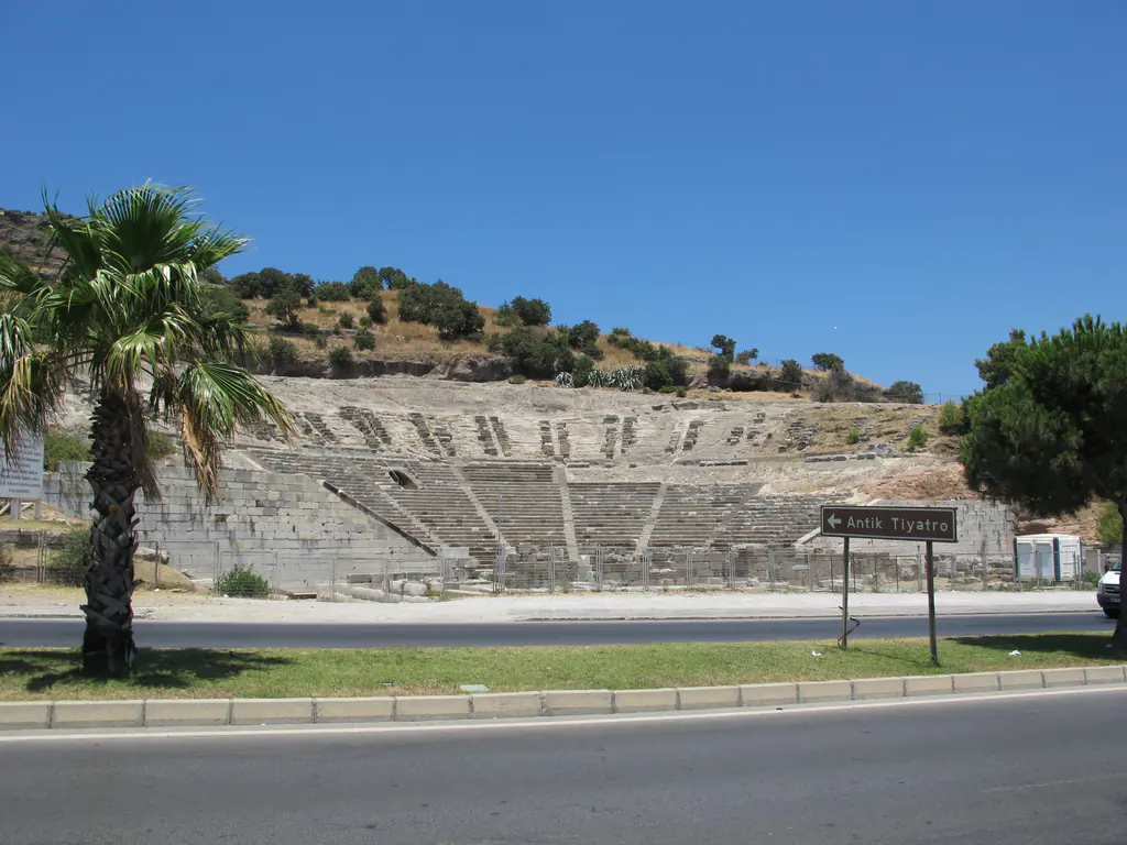 Das Theater von der Hauptstraße aus, mit dem Hinweisschild am Straßenrand